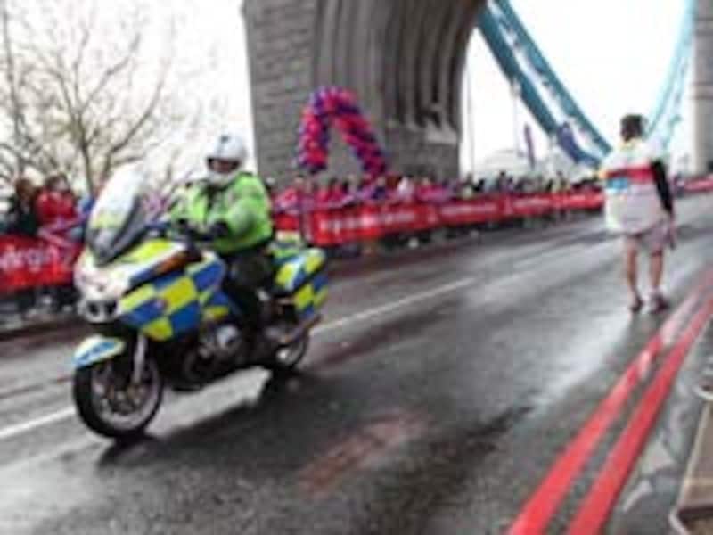 先導白バイならぬチェックバイ