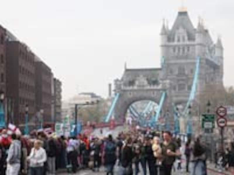 世界文化遺産のロンドンタワー前からタワーブリッジを望む。あの橋のゲートを駆け抜けてくる