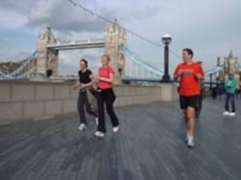 テムズ川沿いにいいジョギングコースが。シリアスなジョガーが多い中でこの3人は珍しくファンラン