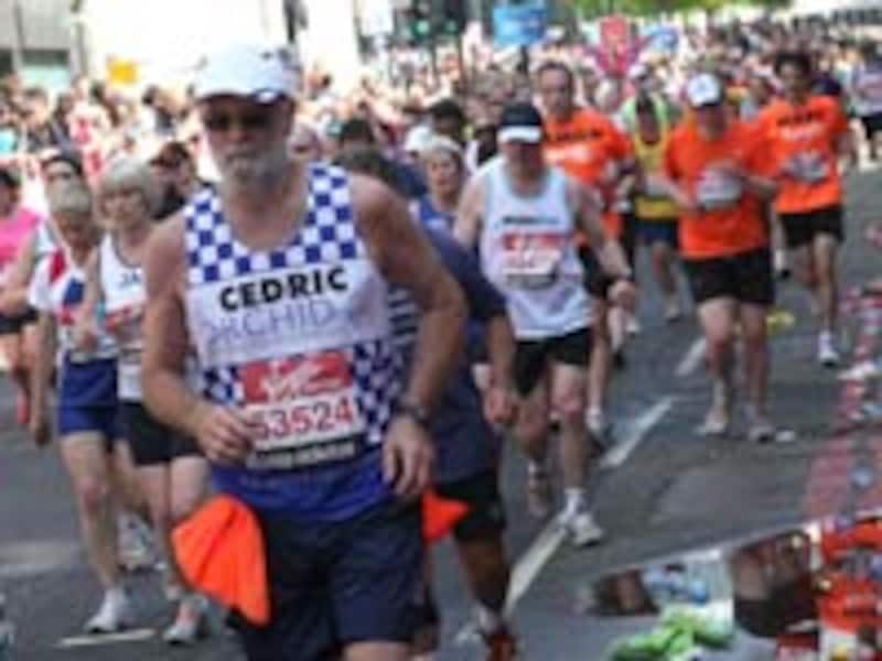 チャリティ枠での参加者が多い。チャリティ団体のユニフォームに自分の名前をプリントしたウエアを着ている。名前で応援してもらえる。「セドリック、ゴー！」車の名前ではありません