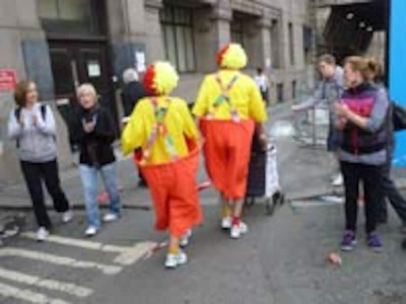 募金をしつつ7:23:11でゴールした二人