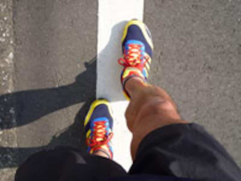 ラインに対して平行に践む。両足の幅の開きはこの程度まで。(走っていれば前後にもっと開いているのは当然)