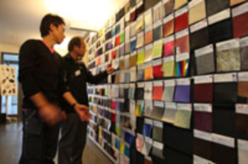 長い廊下一面に生地サンプルが展示されていた