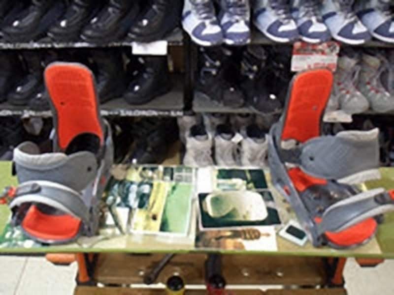 後ろ足がテール方向に開いているのがわかりますね。これが「ダックスタンス」になります。