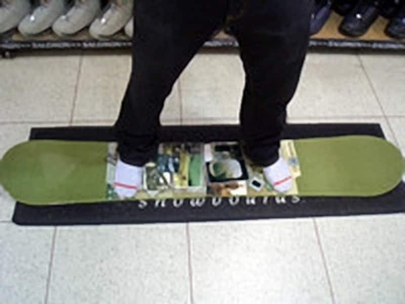 実際にボードの上に乗ってみると、スタンス幅もイメージしやすくなります!