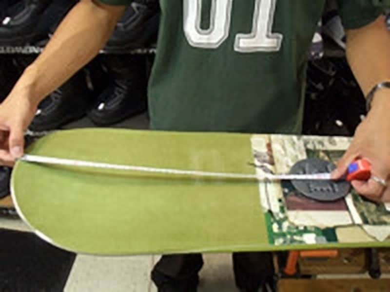 後ろディスクの中央からテールまでを計ります