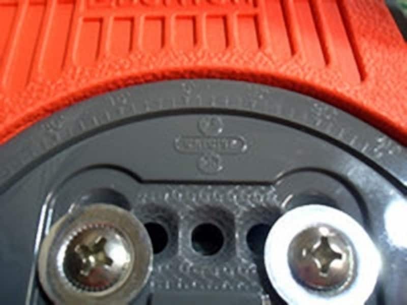 ディスクには矢印が、ベースには3度刻みで目盛りがふってあります