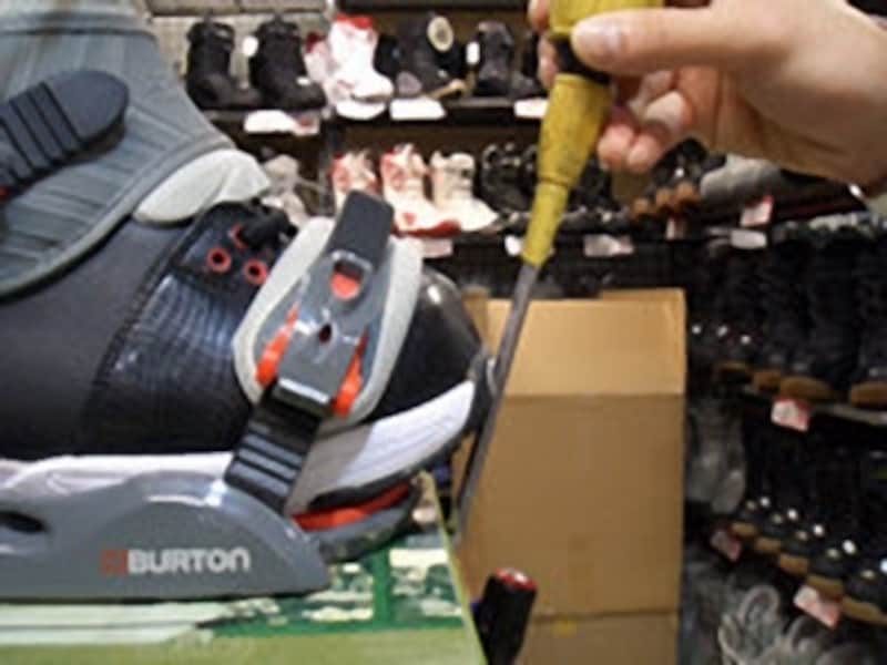 ドライバーを使ってつま先のはみ出し具合を確認します。