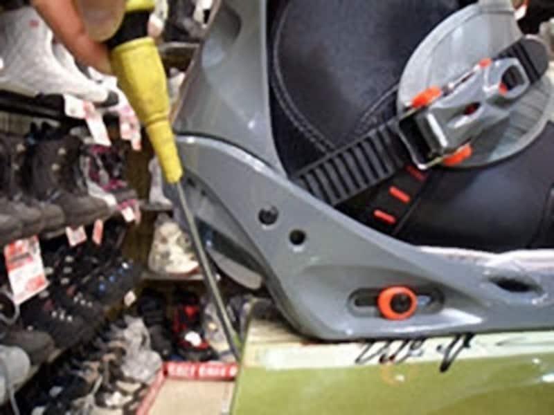 同じようにカカトのはみ出し具合も確認します。つま先とカカトが同じぐらいの角度であればオッケーです