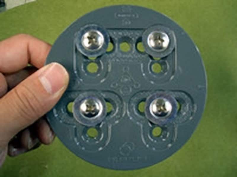 つま先側のビス穴を使うことで、ビンディングをカカト側に下げることができる。