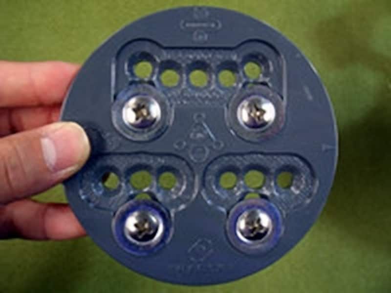 逆にカカト側のビス穴を使えば、ビンディングをつま先側に上げることができる。