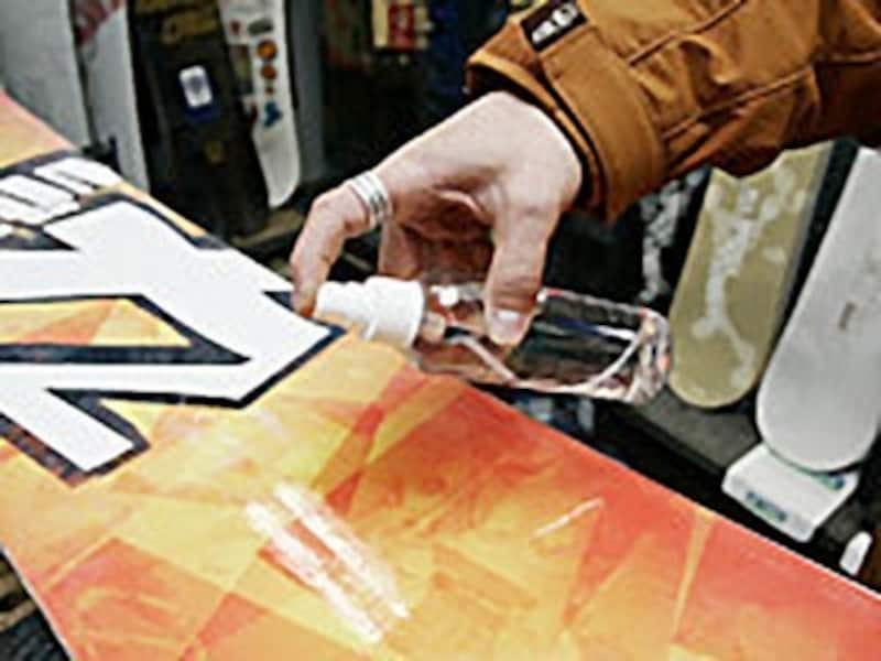ソール全体にまんべんなくリムーバーを吹きかける