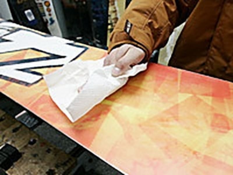 キッチンペーパーで拭き取る。はじめはその汚れ具合に驚くだろう