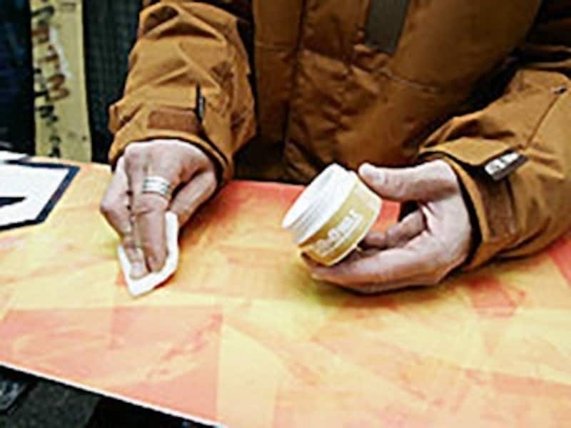 ソールに適量をムラなく塗っていく