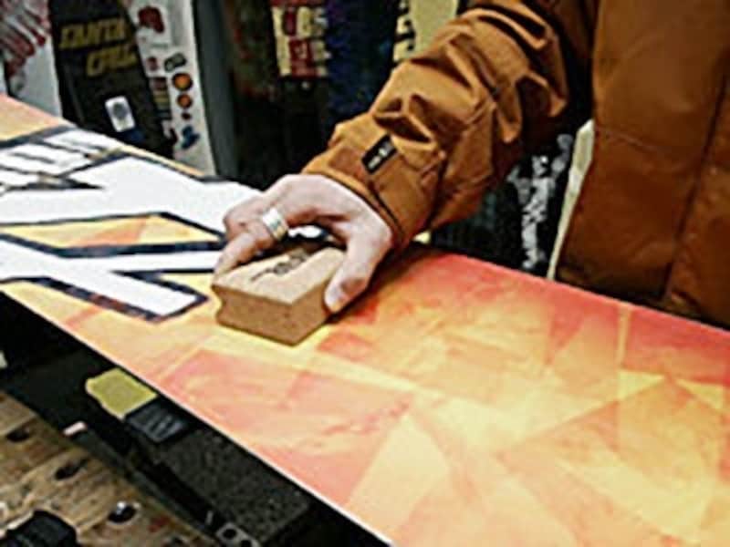 コルクでソール全体を素早く擦る