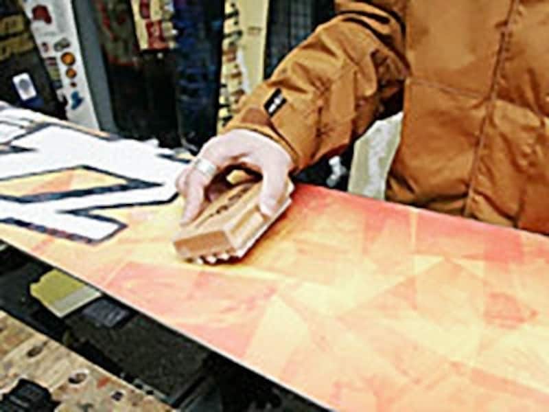 ブラッシングで不要なワックスを取り除く