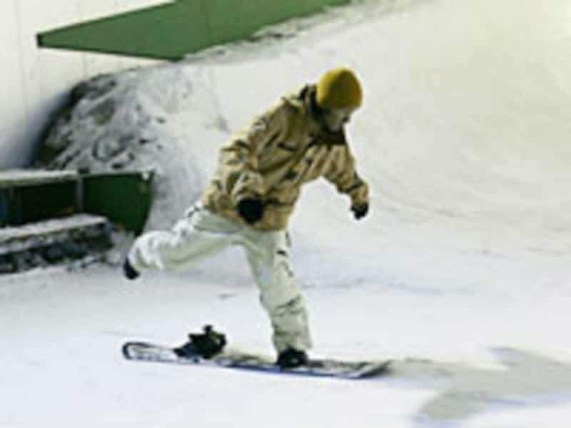 ボードに前足だけを装着して滑る、又は後ろ足で蹴って進むのがスケーティング