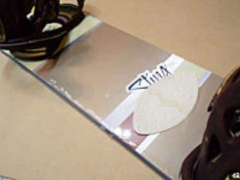 デッキパッドは後ろ足をボードに置く位置に合わせて貼る