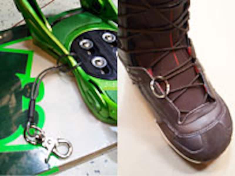 左・フック付きコードをバインディングの前足内側へ。右・リングをブーツのヒモへ取り付けます