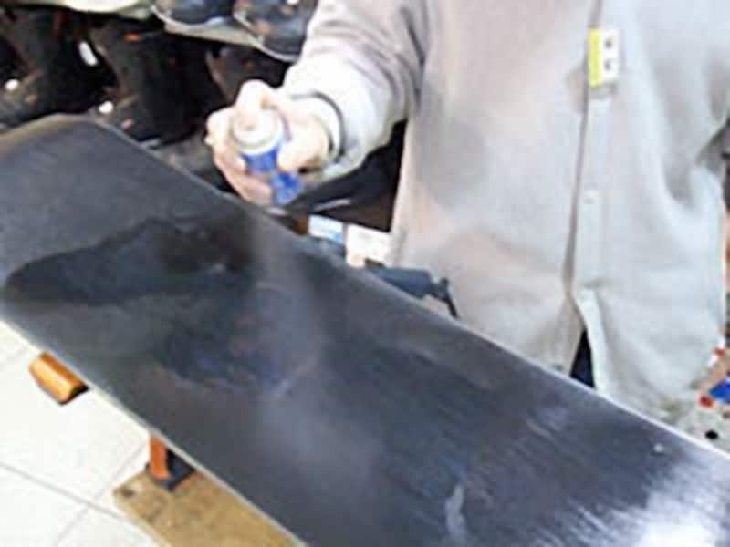 少し離してソール全体に吹きかけます