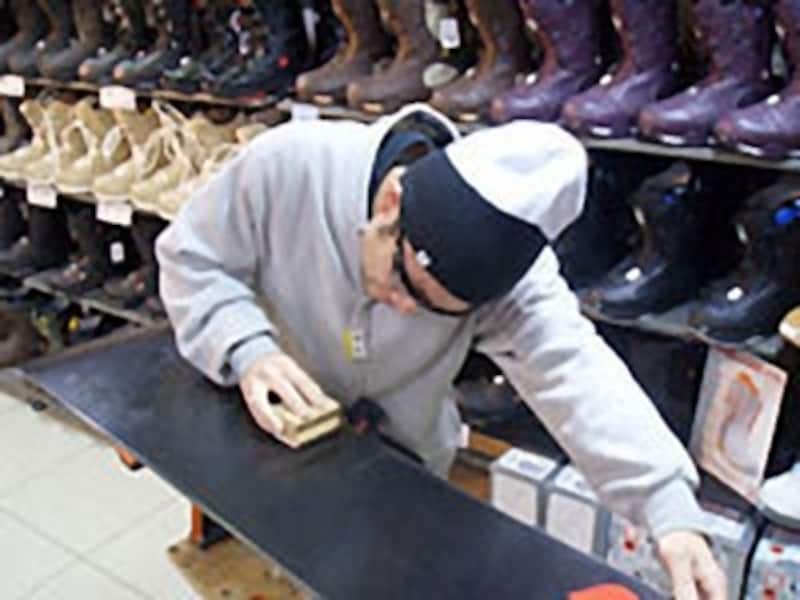 コルクで擦ることで、滑走性・持続性が向上します