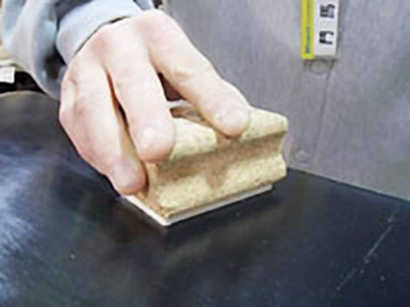 フェルト面で擦るとより艶やかに仕上がります