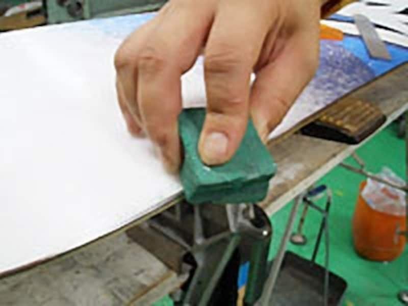 最後はエッジエライザーで擦って、滑らかに仕上げます！