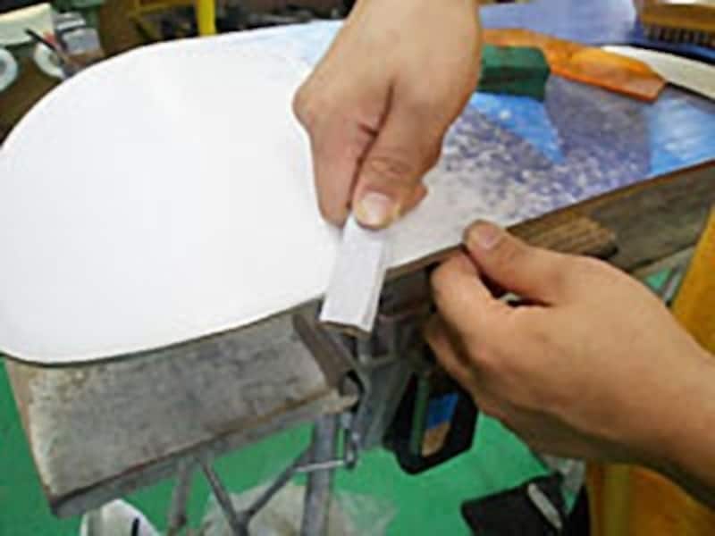 紙ヤスリは、こんな感じで硬いモノに巻きつけると使い易い。