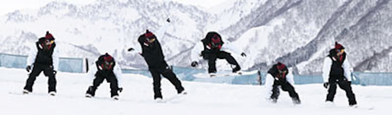 ボードのテール部分の反発を上手く利用して、空中に跳ね上がるオーリー。すべてのトリックの基礎になります!