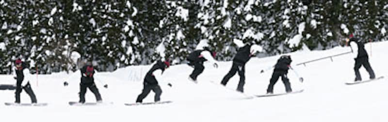 背中側に振り向くようにボードを180度回転させるバックサイド・ワンエイティー