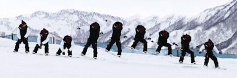 ボードのノーズ部分の反発を利用して空中に跳ね上がるノーリー。