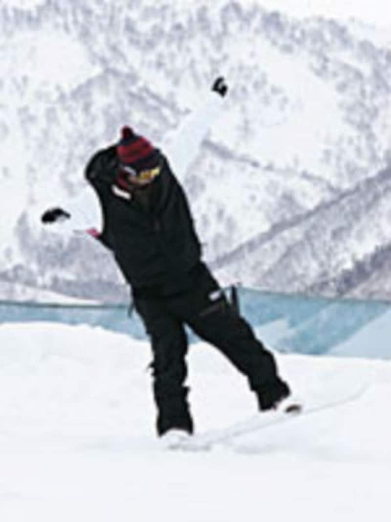 ボードのフレックスを感じ、生かすことは簡単ではない。日々のフリーランを大切に総合滑走能力を高めることが、オーリー上達のポイントになる。