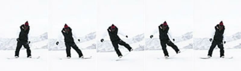 フラットな場所でまずはテールのしなり&反発を体で感じます。繰り返しボードをしならせては元に戻り、その反発力を覚えましょう。