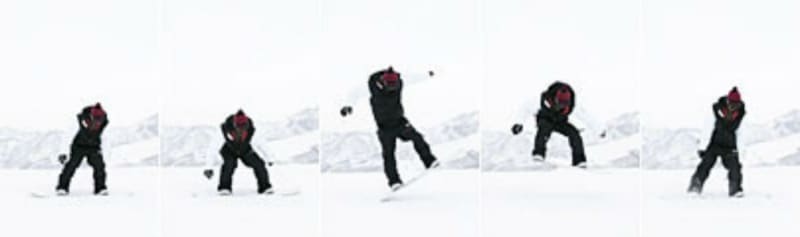 後ろ足の踏み込みと同時に、上半身が伸び上がることで、ボードの反発がスムースに高さへと変わります。空中では伸び上がった上半身に両足を引き寄せることで、さらに高さが生まれます。