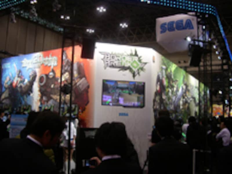 会場内・セガブース前></td></tr><tr><td class=