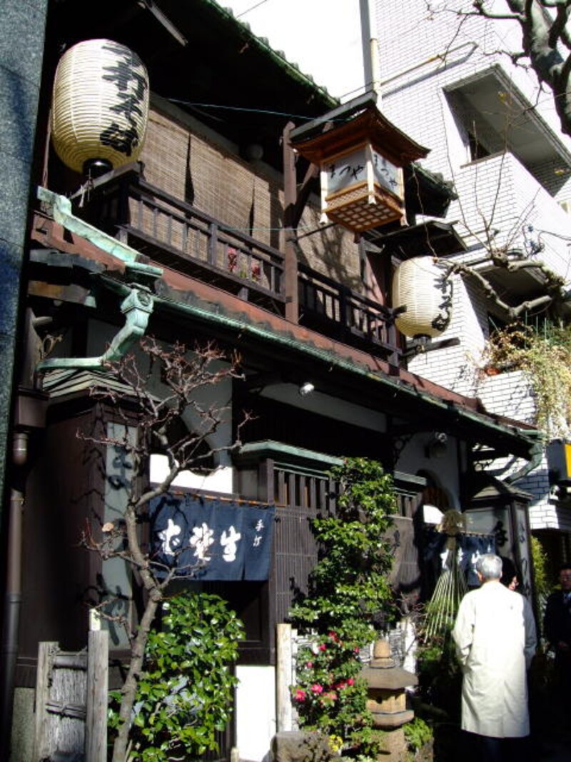 落ち葉を踏みしめて歩く。