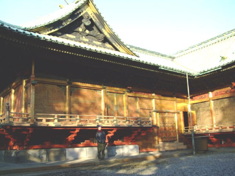 落ち葉を踏みしめて歩く。