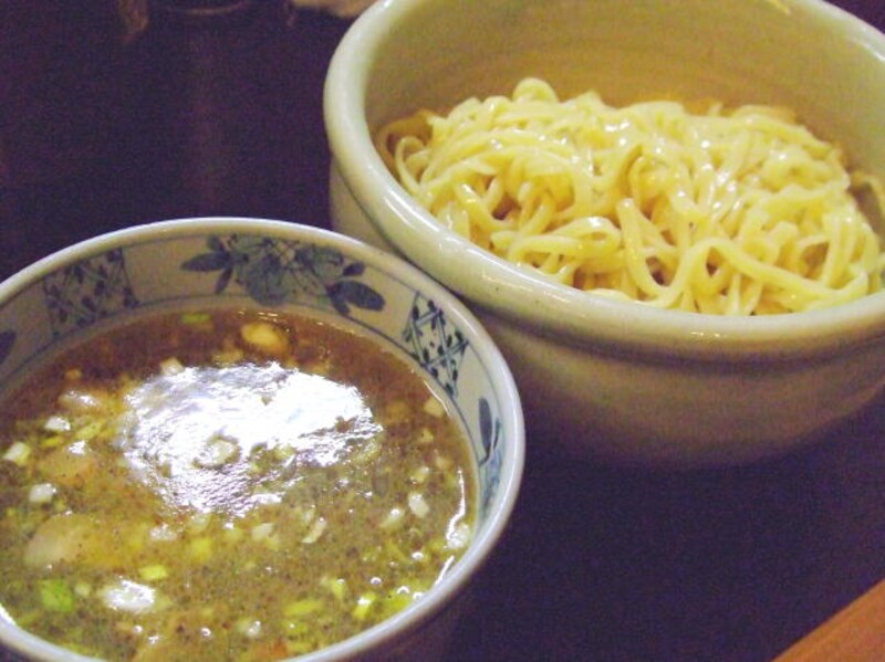 落ち葉を踏みしめて歩く。