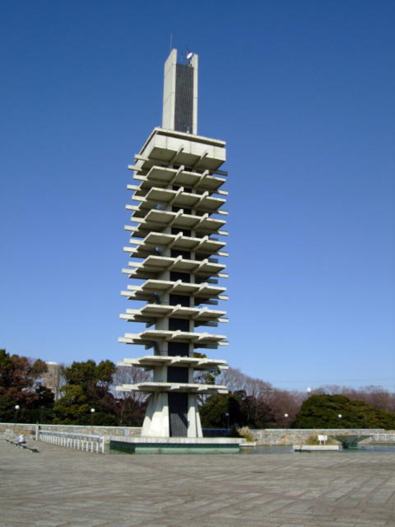 落ち葉を踏みしめて歩く。