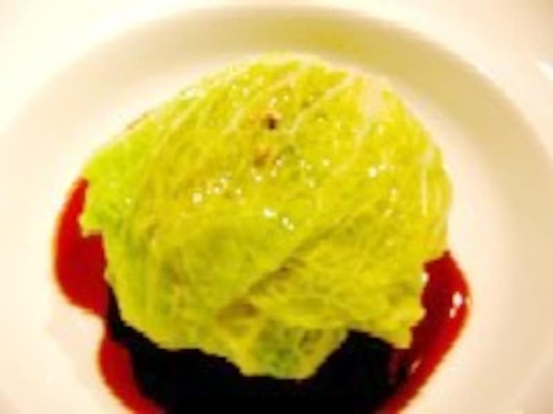 フォアグラソテーの間にトリュフスライスを挟み、それをキャベツで包んだ一品