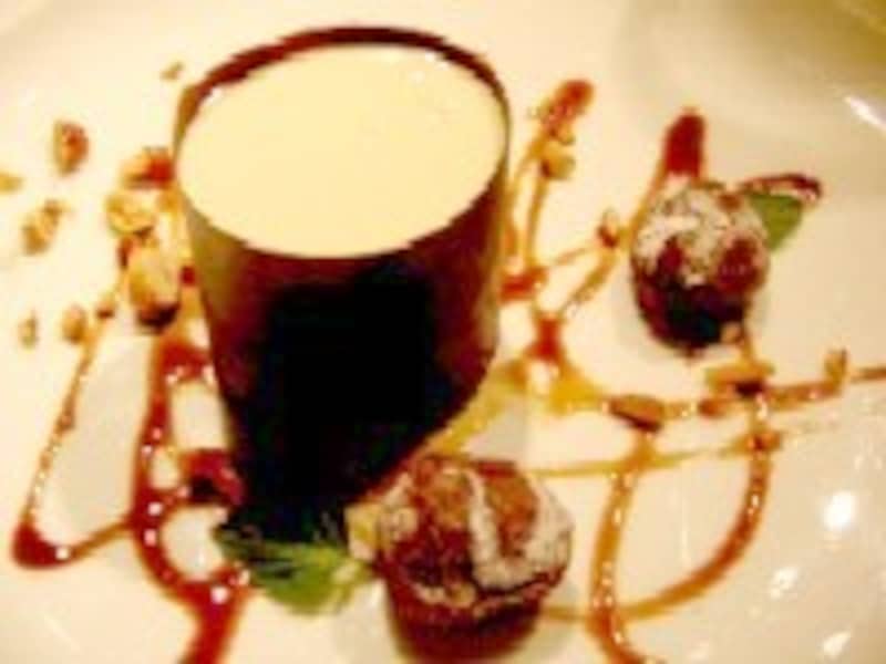 フォアグラソテーの間にトリュフスライスを挟み、それをキャベツで包んだ一品