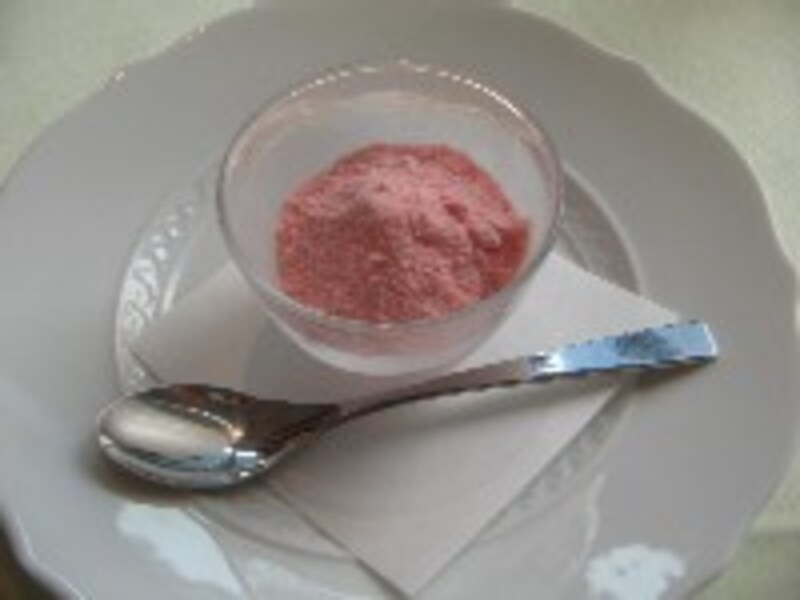 デザートのイチゴのシャーベット。粉雪の様な口溶け。