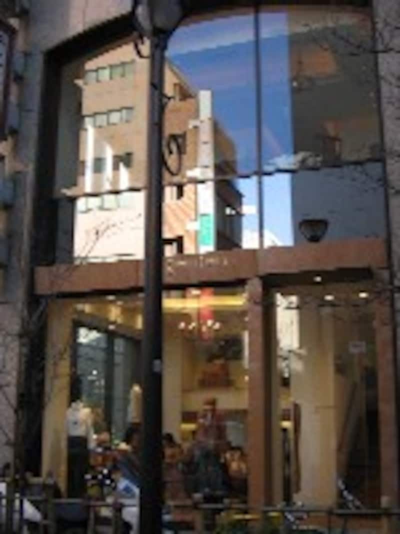 1Ｆは革製品のショップ。2Ｆがレストラン。