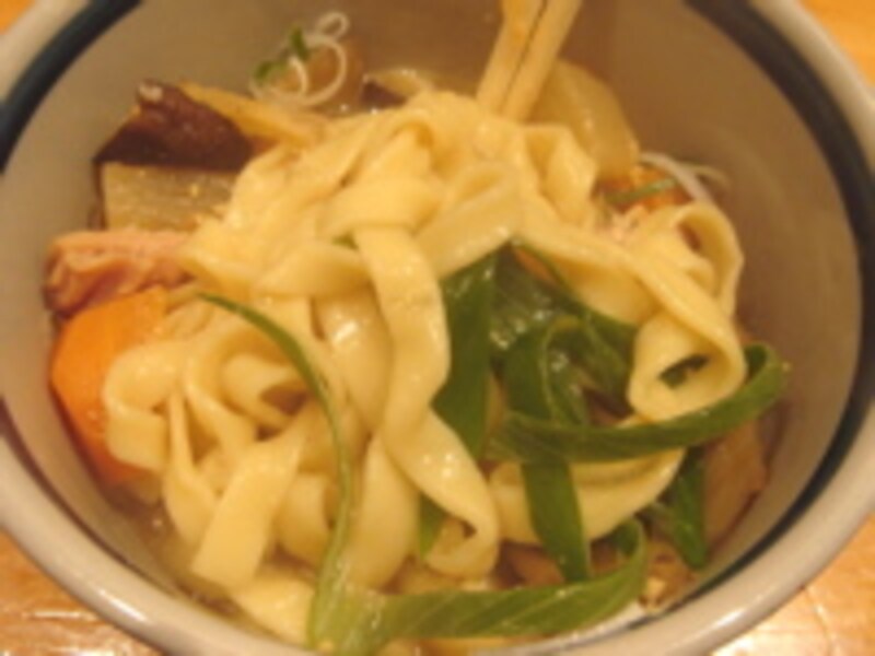 生モツ煮込みそばの麺を引っ張り出したところ
