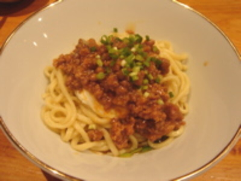 釜あげ油そばに肉味噌をのせたもの