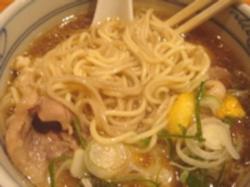 麺は蕎麦の麺と同じくらいの太さの中華麺の2種類が混合。