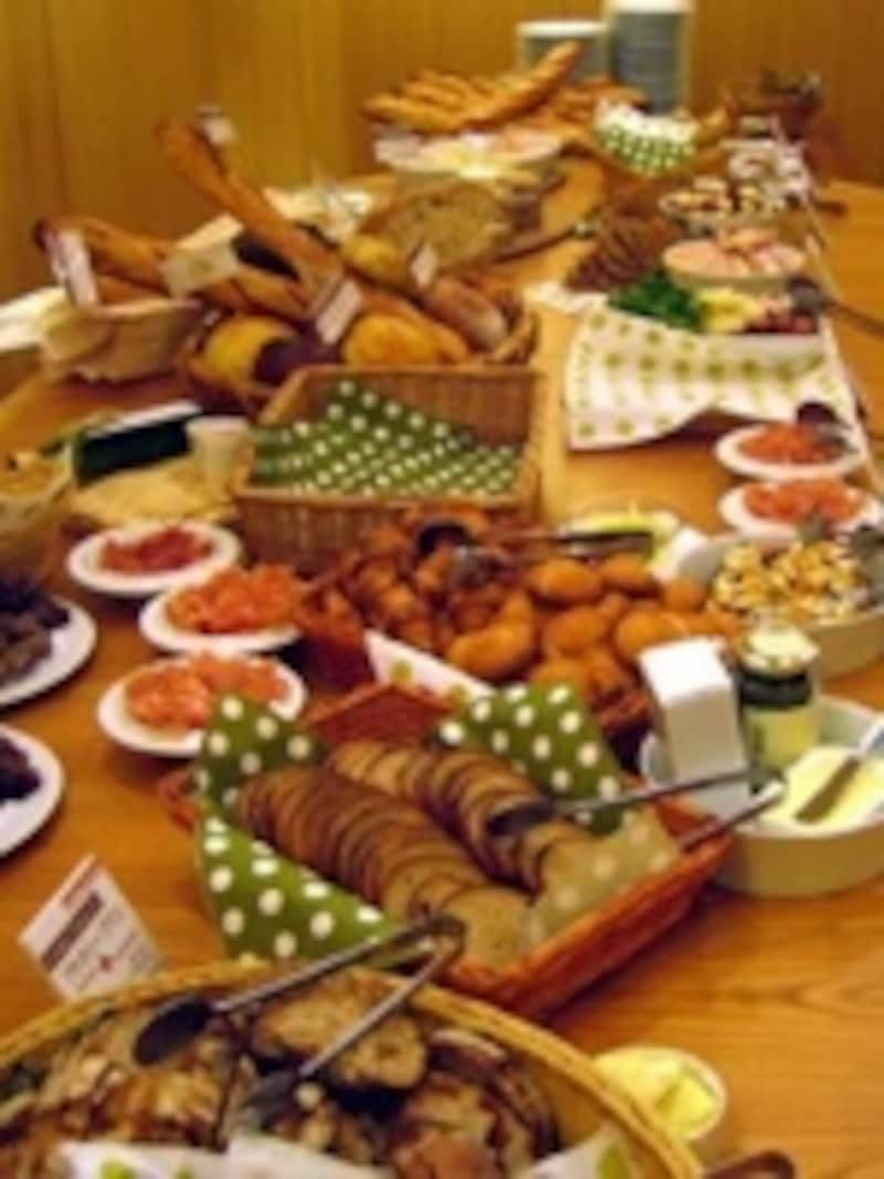 テーブルに並んだ各店のパンや惣菜