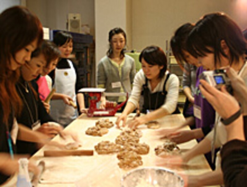 手際よく成形していく