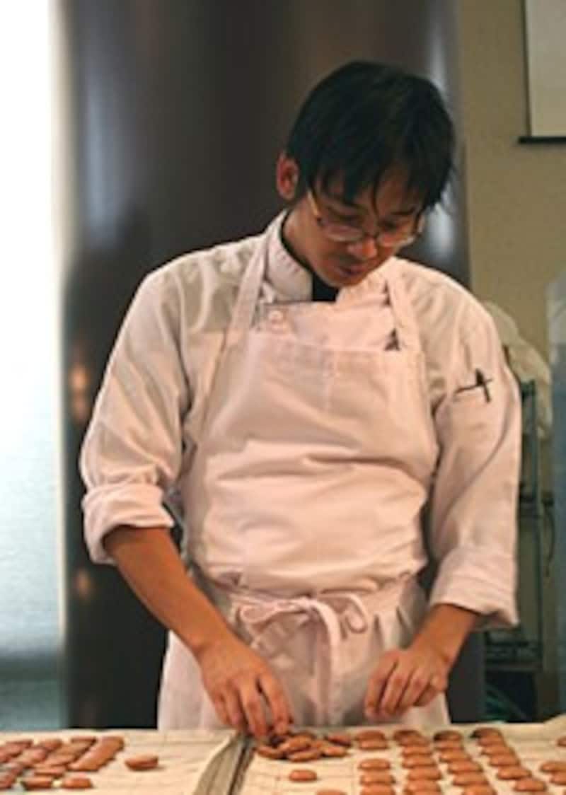 お菓子も料理も、パンと一緒にさらっとつくってしまう松原さん。柴田さんはそのアシストをしながら話し続けます。