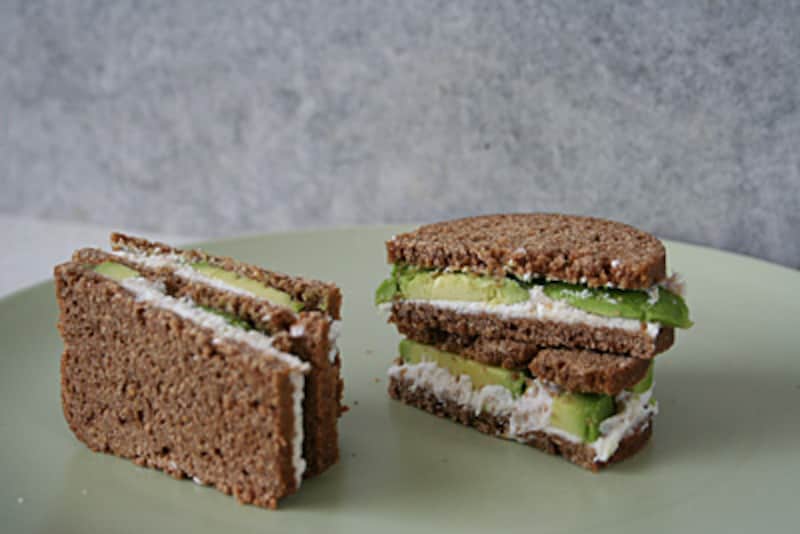 黒パンのサンドイッチ